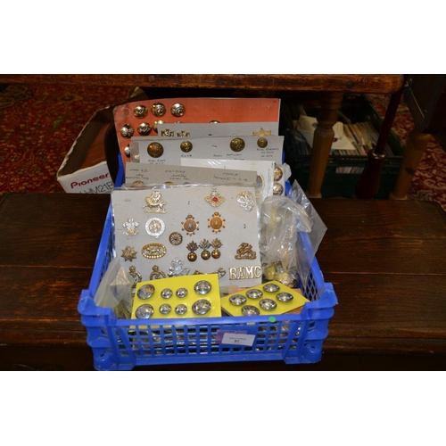 87 - Large plastic tub of military buttons & badges