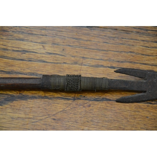 47 - C19 African hunting arrow, with hardened steel barbed point