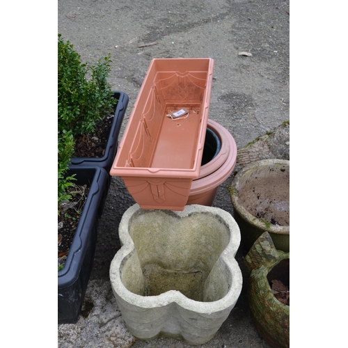 115 - 4 plastic planters & concrete clover shaped planter