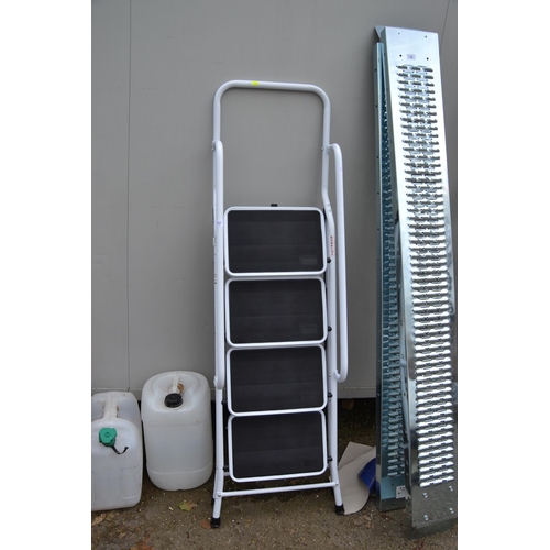 137 - Coopers 4 step safety ladder