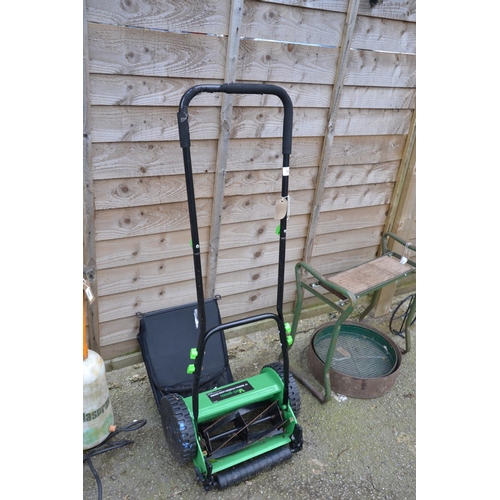 153 - Veri green manual lawn mower