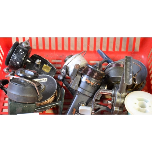 33 - Basket of fishing reels + 3 fishing rods