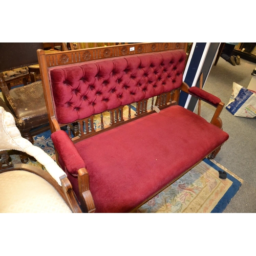 965 - Mahogany framed low sofa on castors, upholstered in a red velvet fabric, with button back detail. 13... 