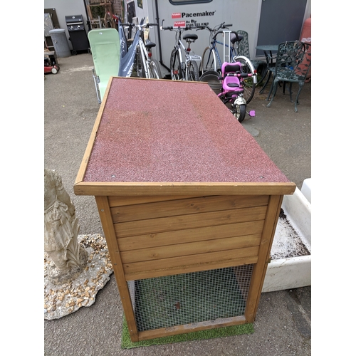 199a - Rabbit hutch. Good condition.