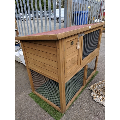 199a - Rabbit hutch. Good condition.