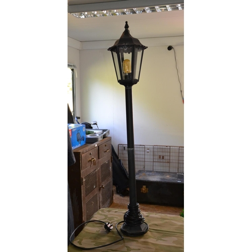 20 - Electric outdoor street lamp style light. height 124cm