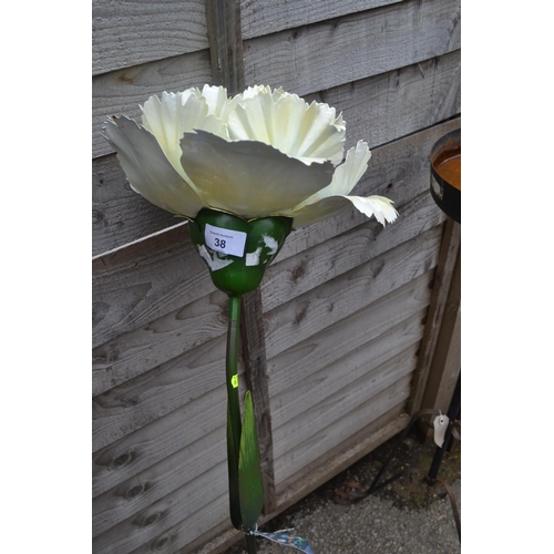 38 - Metal garden flower ornament. Height 115 CM.