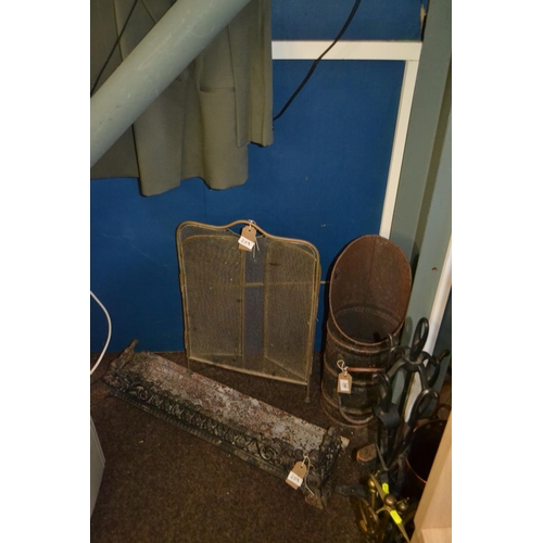 259 - Fire fender (76cm wide), guard & scuttle