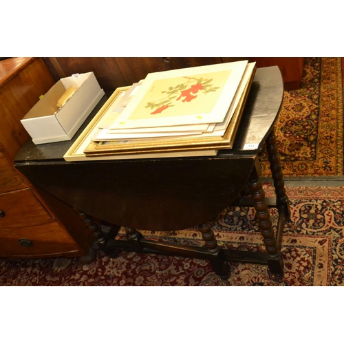 512 - dark oak drop leaf table. Width 105 CM.