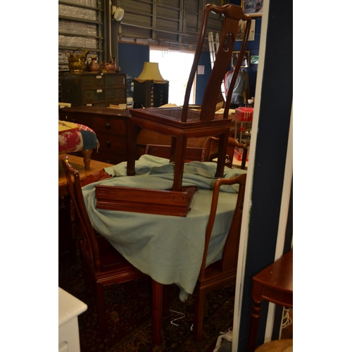 520 - Chinese style rosewood expanding circular table and 4 chairs. Table diameter 106 CM (closed)
