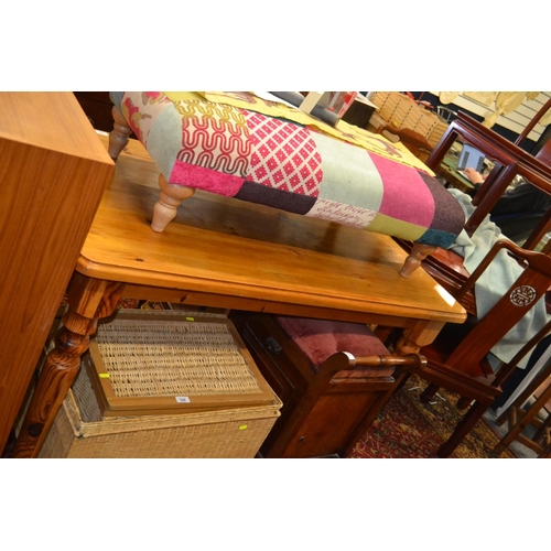 523 - Pine kitchen table. Length 134 CM. Width 79 CM.