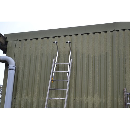 47a - Approx 3.4m roof ladder