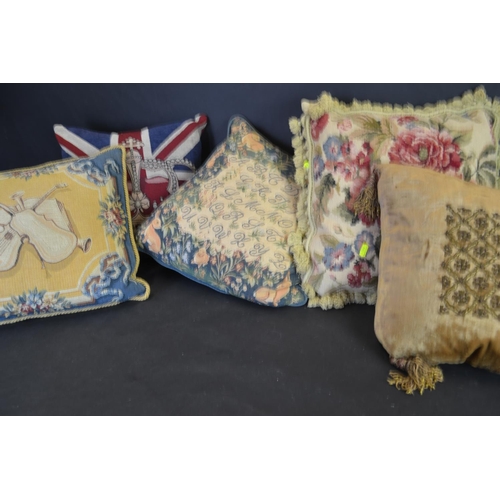 308 - Assorted quality cushions