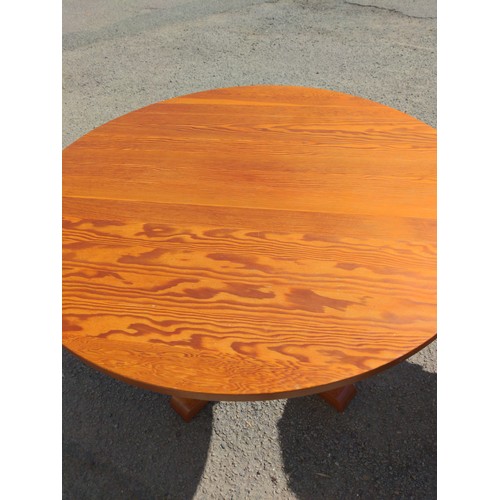 362 - Circular topped pine pedestal table. D118cm H74cm