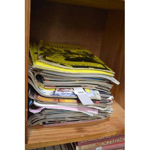 304 - Shelf of vintage Sci Fi magazines, mostly Dr Who, circa 1980's