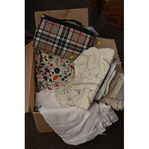 386 - Large box of table linen & other fabrics