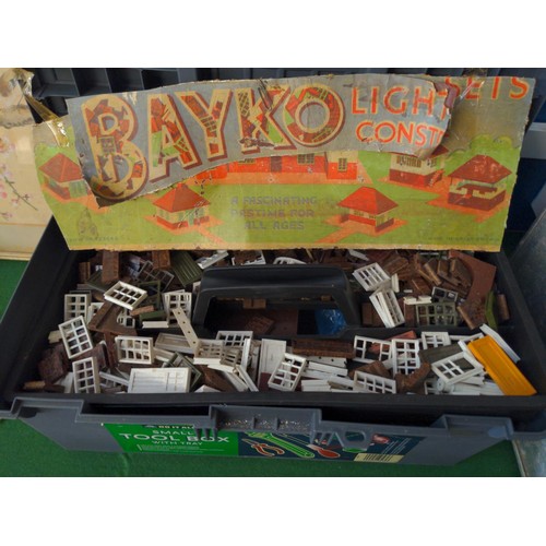 274 - Bayko modelling hobbyist kit, including windows and other parts