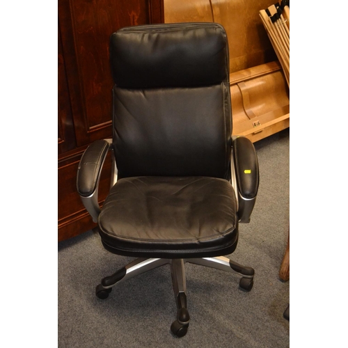 753 - Leatherette office chair