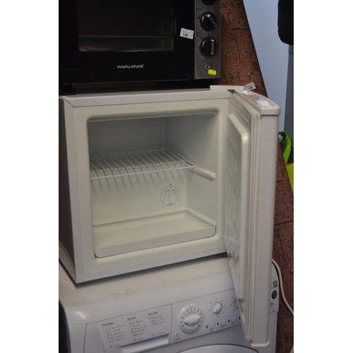 141 - LEC counter top freezer