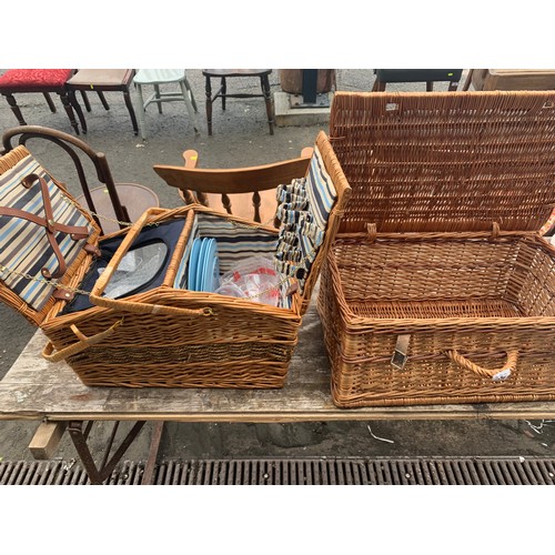 152 - 2 wicker picnic hampers (1 with contents)