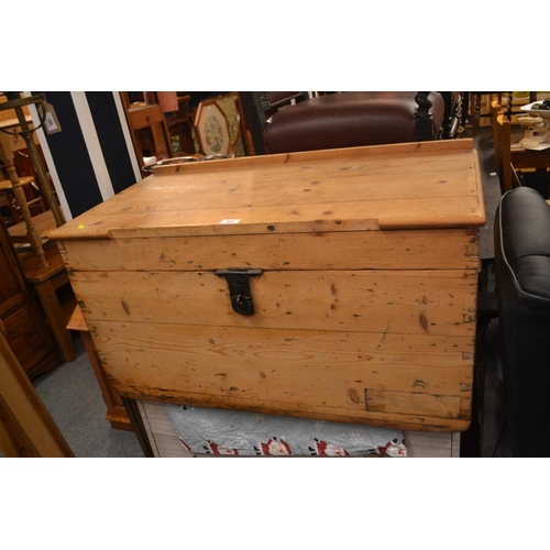 888 - Strip pine blanket chest. W88cm D46.5cm H46cm