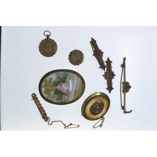 66 - 9ct gold brooch, two yellow metal lockets testing positive for 9ct gold (AF) & five other gilt m... 