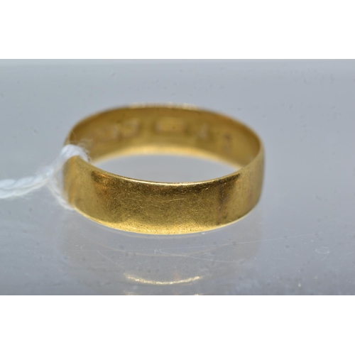 81 - 22ct gold band, size S, 5.2 grams
