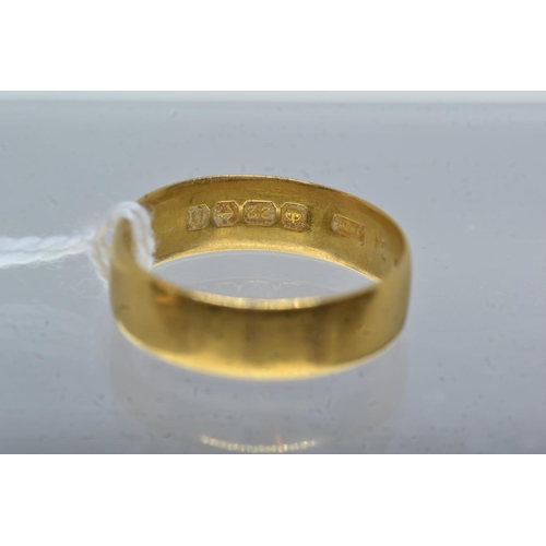 81 - 22ct gold band, size S, 5.2 grams