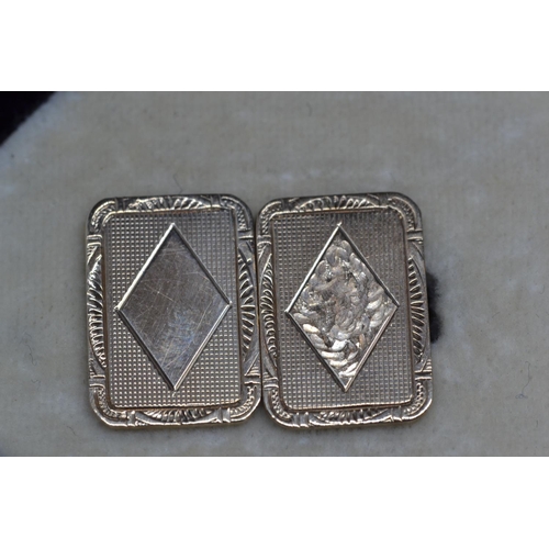 94 - Cased set of 9ct gold pair of cufflinks & two buttons, gross weight 8 grams