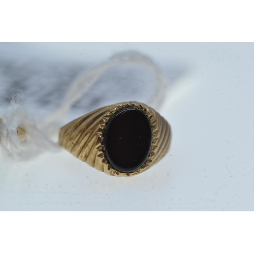 109 - 9ct gold & cameo ring and a 9ct gold & black onyx ring, size L & D respectively, gross w... 