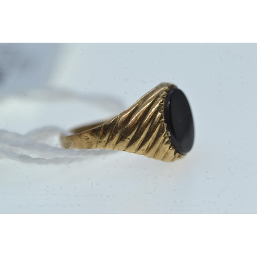 109 - 9ct gold & cameo ring and a 9ct gold & black onyx ring, size L & D respectively, gross w... 