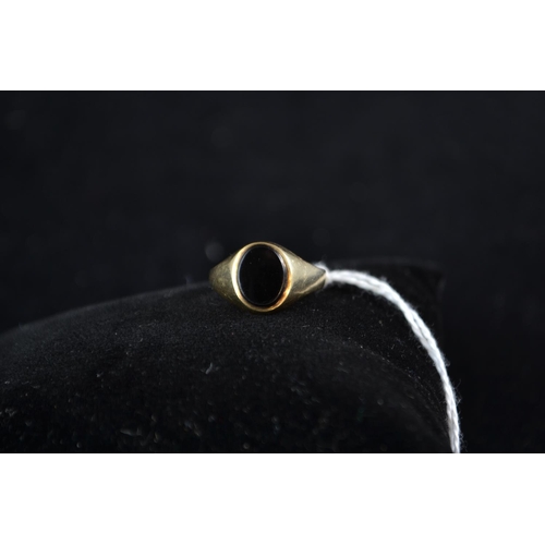 104 - 9ct gold & onyx ring, size J, 2.13 grams