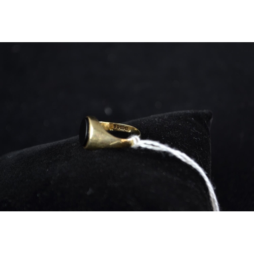 104 - 9ct gold & onyx ring, size J, 2.13 grams