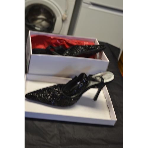 111 - Pair of size 7 ladies Unize evening shoes