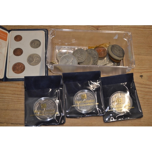 337 - Collection of British coins, including x3 £5 coins, x2 £2 coins, x5 crowns etc.