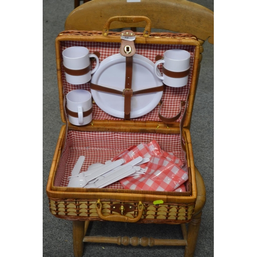 59 - Picnic hamper with contents