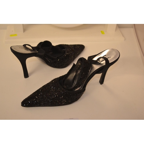 415 - Pair of size 7 ladies Unize evening shoes