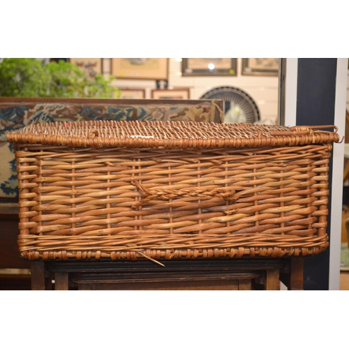 552 - Wicker picnic hamper. No contents. w53cm