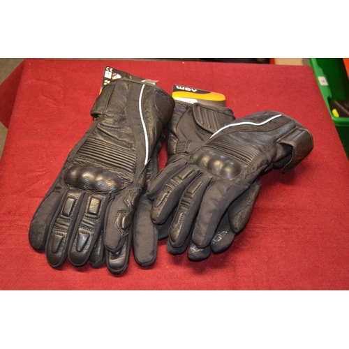 95 - 2 pairs of motorbike gloves. Sizes 9 & 10.