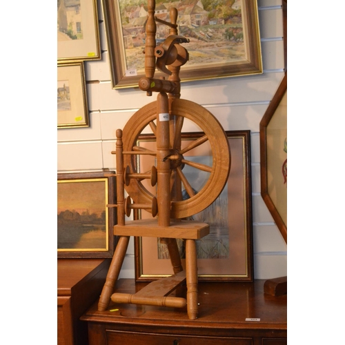 462 - Oak spinning wheel 87cm high