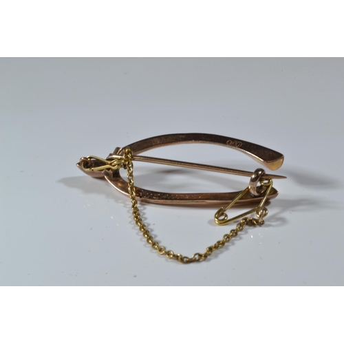 66 - 9ct gold wishbone brooch & a 9ct gold bracelet with horseshoe clasp, gross weight 5.1 grams