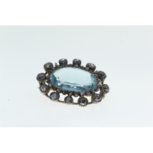 89 - An impressive oval-cut aquamarine & diamond cluster brooch set in yellow & white metal, the ... 