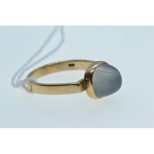 128 - 9ct gold & sugarloaf cabochon moonstone ring, size S, 3.72 grams