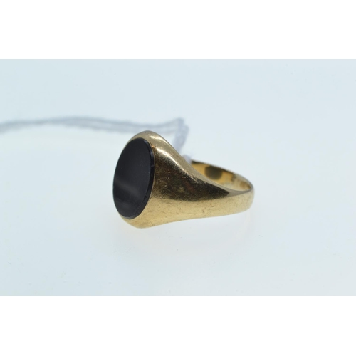 130 - 9ct gold & onyx signet ring, size M1/2, 5.14 grams