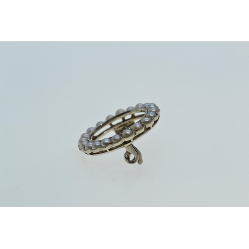 140 - White metal & seed pearl brooch, tested positive for 9ct gold, diameter 18mm, 2.73 grams