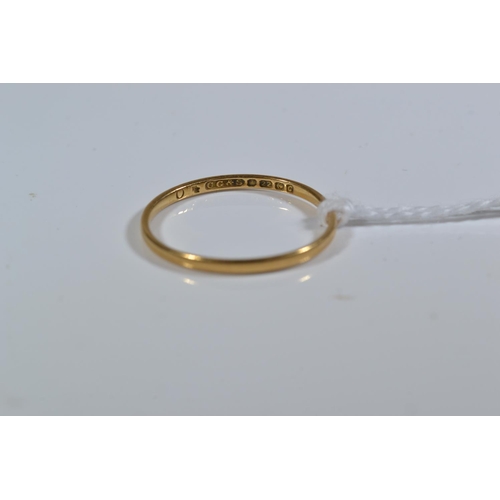 153 - 22ct gold band ring, size O1/2, 1.07 grams