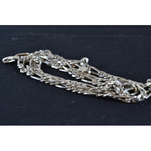 203 - 34 grams of silver jewellery, including three rings & two neck chains, one neck chain with clasp... 