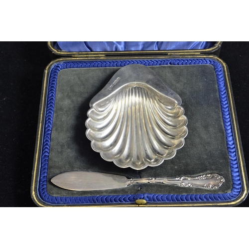 252 - Cased silver scallop-shaped butter dish & knife, maker JR, Sheffield & Birmingham 1904 &... 