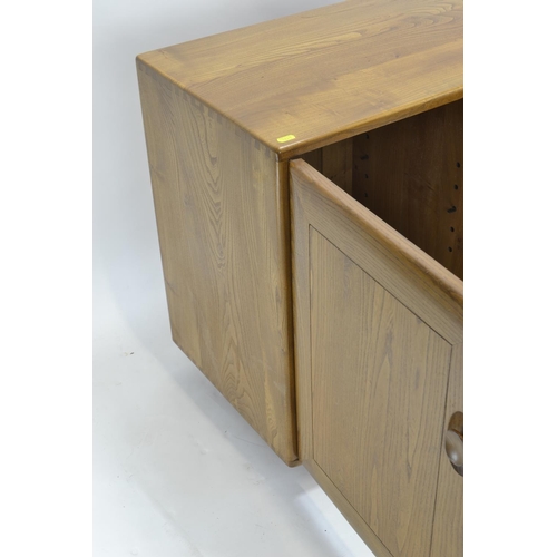 444 - Ercol model 455 Windsor sideboard, in elm. With 3 drawers (inc. cutlery insert) & 2 cupboards. W... 