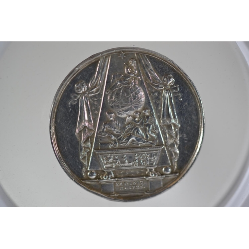 292 - Isaac Newton historic medallion in silver, 38.86g, dia. 43mm